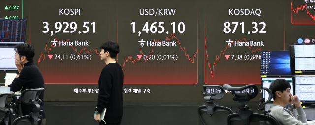 19일 서울 중구 하나은행 딜링룸 현황판에 코스피 지수 등이 표시되고 있다. 연합뉴스