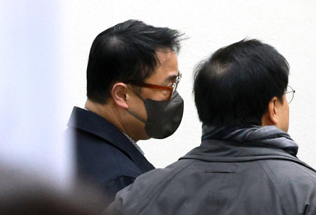 양평 공흥지구 개발 특혜 의혹에 연루된 김건희 여사의 오빠 김진우 씨가 19일 서울 서초구 서울중앙지법에서 열린 구속 전 피의자 심문(영장실질심사)에 출석하고 있다. 연합뉴스