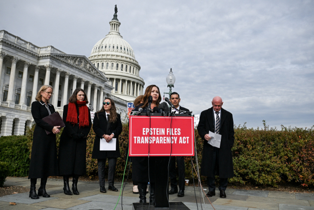 아델리타 그리잘바 미국 하원의원이 18일(현지 시간) 워싱턴DC 하원의회 앞에서 엡스타인 파일 공개 촉구 기자회견을 하고 있다. 로이터연합뉴스