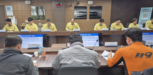한국서부발전은 19일 서인천발전본부에서 규모 6.6의 강진을 가정한 ‘2025년 재난대응 상시훈련’을 실시했다. 인천서구청과 인천서부소방서, 인천서부경찰서, 인천서구보건소, 협력사 등 6개 관계기관과 지역주민이 훈련에 참여 중인 모습. 서부발전 제공