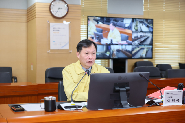 한국서부발전은 19일 서인천발전본부에서 규모 6.6의 강진을 가정한 ‘2025년 재난대응 상시훈련’을 실시했다. 이정복 서부발전 사장이 훈련을 주관하는 모습. 서부발전 제공