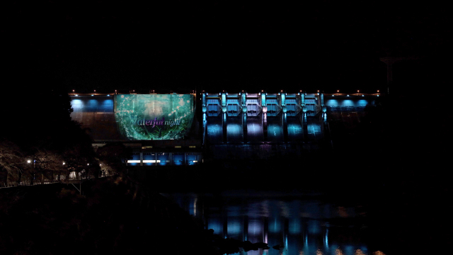 충주댐 야간 경관조명 전경. 대한민국 산업화와 도시화의 기반이 된 충주댐이 준공 40주년을 맞아 기후 대응과 AI 전환, 지역 상생을 위한 미래 인프라로 새롭게 거듭난다. 수자원공사 제공