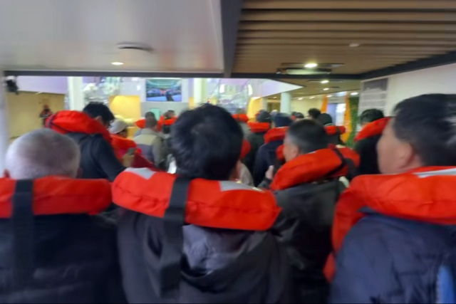 19일 오후 8시 17분께 전남 신안군 장산도 남방 족도에 여객선 퀸제누비아2호가 좌초돼 탑승객들이 구명조끼를 입고 해경의 구조를 기다리고 있다. 연합뉴스