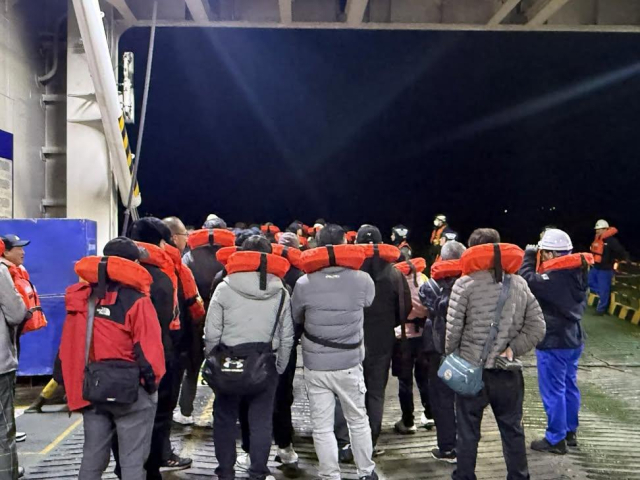 19일 오후 8시 17분께 전남 신안군 장산도 남방 족도에 여객선 퀸제누비아2호가 좌초돼 탑승객들이 구명조끼를 입고 해경의 구조를 기다리고 있다. 연합뉴스