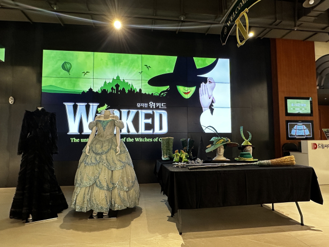 19일 오후 부산 드림씨어터 로비에 마련된 뮤지컬 ‘위키드’ 의상&소품 전시 모습. 왼쪽 검은색이 엘파바 2막 의상이고, 오른쪽이 글린다의 버블 드레스이다. 김은영 기자 key66@