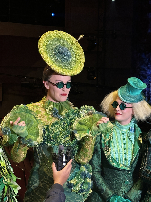 19일 오후 부산 드림씨어터에서 열린 뮤지컬 ‘위키드’ 백스테이지 투어에서 인터뷰를 하고 있는 앙상블 배우들. 김은영 기자 key66@