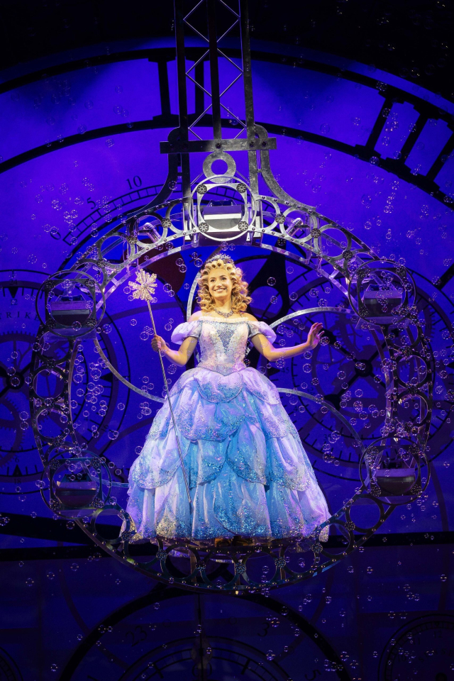 뮤지컬 ‘위키드’ 내한 공연 오프닝 장면. 글린다가 입고 있는 것이 버블 드레스이다. 에스앤코 제공