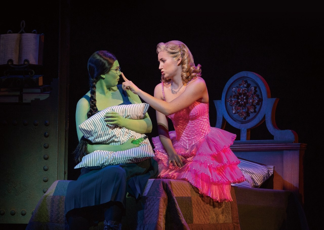 뮤지컬 ‘위키드’ 내한 공연 1막 중 'Popular'(파퓰러)를 부르는 모습. 에스앤코 제공