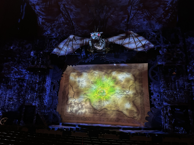 '타임 드래건'이 설치된 뮤지컬 ‘위키드’ 무대 전경. 드래건을 움직이는 기술팀 직원은 무대 왼쪽 2층 발코니에서 줄을 잡아당기며 조종한다. 공연 중에는 어두워서 잘 보이지 않는다. 김은영 기자 key66@