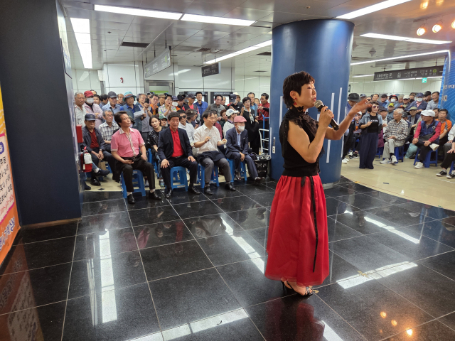 부산 서면역에서 열린 부산레일아트 거리 공연의 한 장면. 부산레일아트 제공