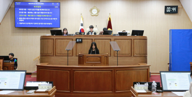 통영시의회는 19일 미래의 주역인 아이들이 대의 민주주의를 체험하며 지방의회 역할과 기능을 알아가는 어린이·청소년의회교실을 열었다. 올해 다섯 번째로 열린 이번 어린이의회에는 원평초등학교 재학생 24명이 함께했다. 사무국 제공