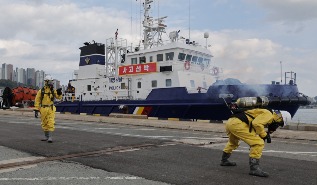 21일 오후 3시 부산해경이 부산 영도구 국립해양박물관 앞 해상에서 여객선 화재 발생으로 다수 승객이 바다로 뛰어드는 상황을 가정한 수난대비기본훈련을 진행한다. 사진은 지난 4일 LNG 선박 폭발 사고 대비 훈련 모습. 부산해양경찰서 제공