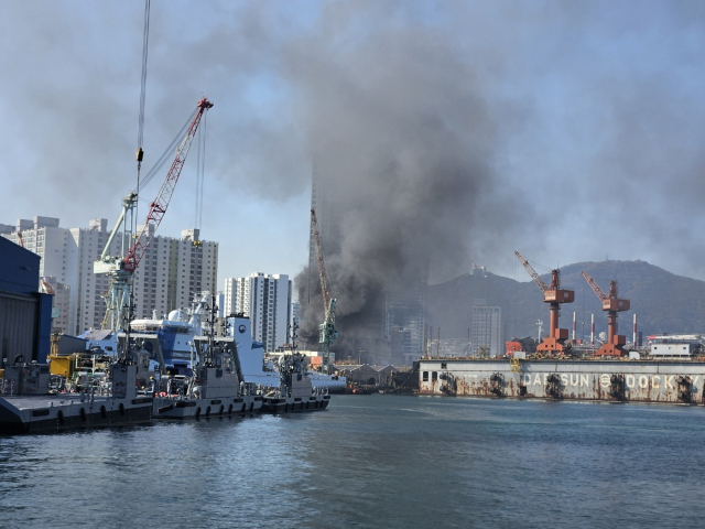 20일 오전 10시 45분께 부산 영도구 봉래동 한 대형마트 1층 창고에서 화재가 발생했다. 부산소방재난본부 제공