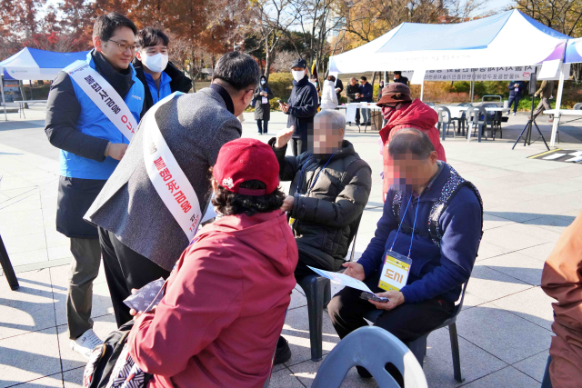 지난 19일 영등포공원 일대에서 우리은행, 서민금융진흥원, 영등포구청 직원들이 지역주민들에게 불법 사금융 피해예방 안내문과 홍보 물품을 나눠주고 현장상담을 진행하며 ‘불법 사금융 No!’ 캠페인을 진행하고 있다. 우리은행 제공.