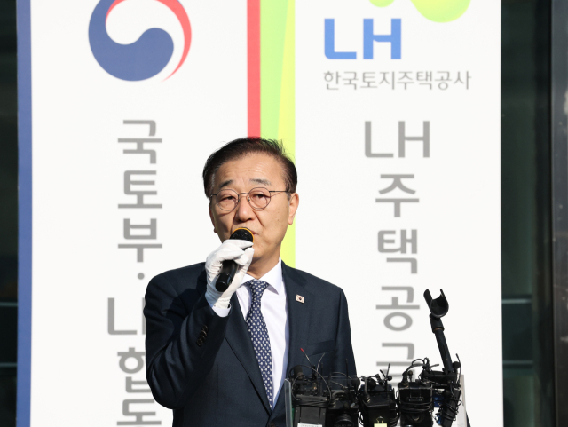 김윤덕 국토교통부 장관이 20일 서울 용산구 갈월동 HJ중공업 건설 부문 본사에서 열린 '국토부·LH 합동 주택 공급 TF' 및 'LH 주택공급특별추진본부 현판식'에서 취재진의 질문에 답하고 있다. 연합뉴스