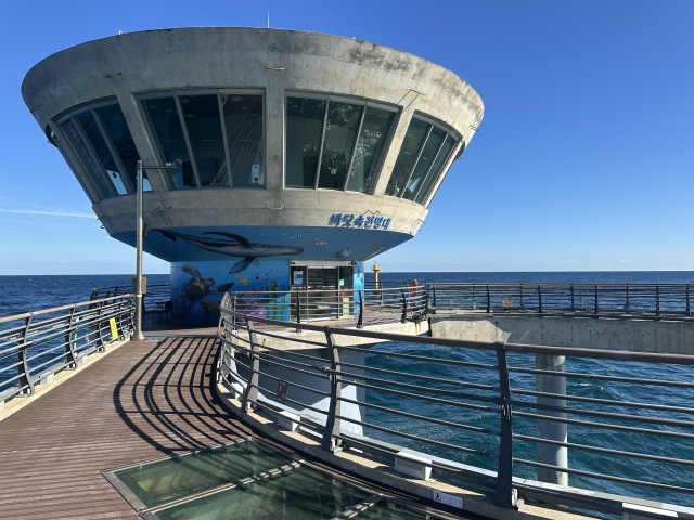 경북 울진군 국립해양과학관 ‘바닷속전망대’ 입구. 나선형 계단을 따라 아래로 내려가면 해저 7m 지점에 전망대가 나타난다. 이대진 기자