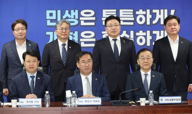 20일 서울 여의도 국회 의원회관에서 열린 더불어민주당 국토위-국토교통부 당정협의에서 김윤덕 국토교통부 장관과 맹성규 국토교통위원장이 기념촬영을 하고 있다. 연합뉴스