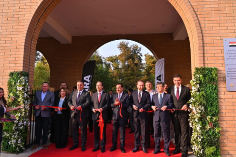 17일(현지시간) 이라크 아르빌주 아르빌시 사미 압둘라흐만 공원 안에 위치한 자이툰 도서관 개보수 완료식에서 주요 참석자들이 테이프를 커팅식을 하고 있다