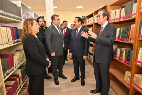 17일(현지시간) 이라크 아르빌주 아르빌시 사미 압둘라흐만 공원 안에 위치한 자이툰 도서관 개보수 완료식에서 참석자들이 내부 시설을 둘러보고 있다.