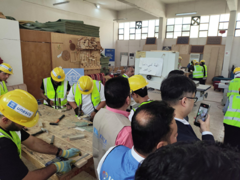 19일(현지시간) 이라크 니나와주 모술시에 위치한 니나와 직업훈련원에서 학생들이 가구 제작 기술을 배우고 있다.