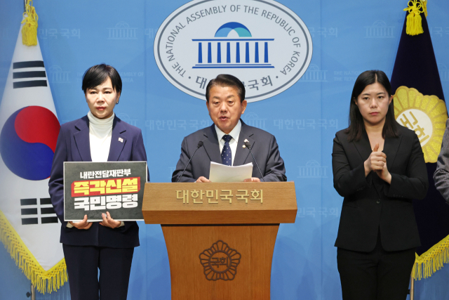 더불어민주당 김병주 의원과 전현희 의원이 30일 서울 여의도 국회 소통관에서 3대특검종합대응특위 기자회견을 하고 있다. 연합뉴스