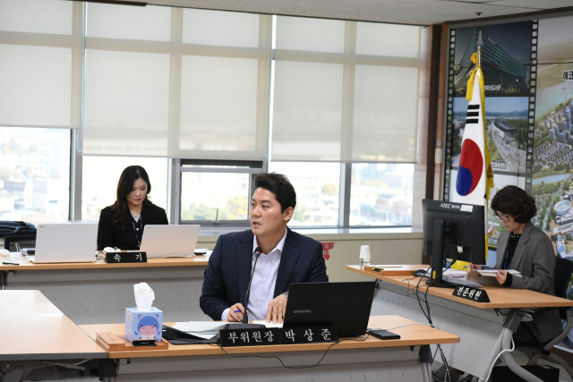 20일 부산 강서구청 행정사무감사에서 질의하는 박상준 강서구의원. 부산 강서구의회 제공