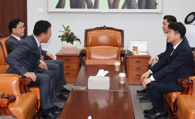 더불어민주당 김병기 원내대표와 문진석 원내운영수석부대표, 국민의힘 송언석 원내대표와 유상범 원내운영수석부대표가 지난 18일 서울 여의도 국회에서 회동하고 있다. 연합뉴스