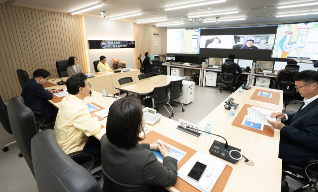 전재수 해양수산부 장관은 20일 전남 목포시에 위치한 서해어업관리단을 방문해 동절기 어선사고 예방을 위한 활동 현황과 중국어선 대응상황을 점검했다. 해수부 제공
