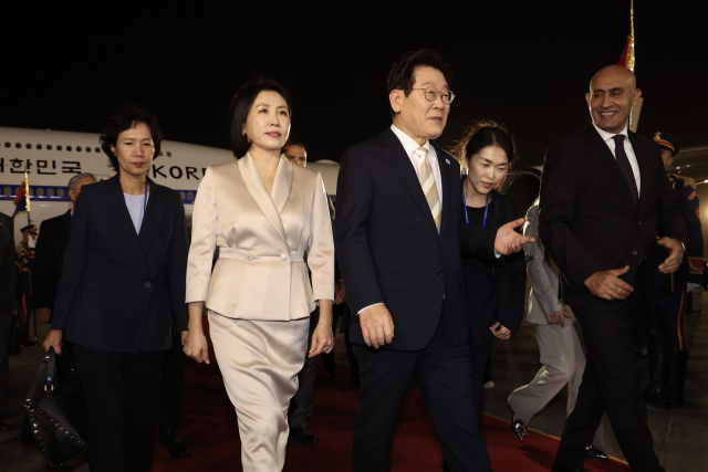 이집트를 공식 방문한 이재명 대통령과 김혜경 여사가 19일(현지시간) 카이로 국제공항에 도착한 공군 1호기에서 내려 이동하고 있다. 연합뉴스