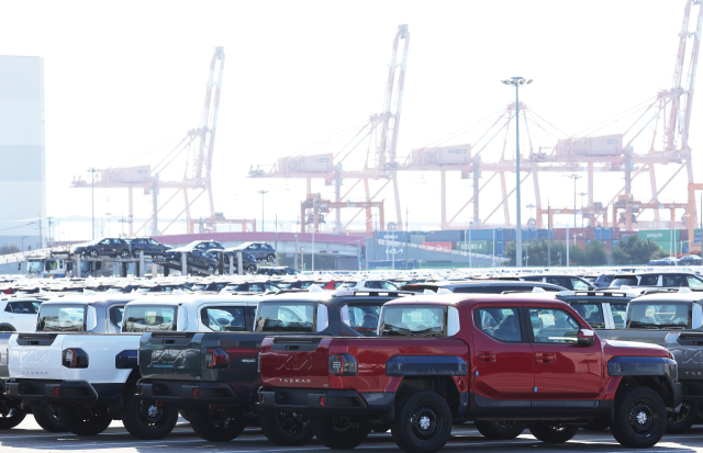 미국의 관세 부과와 추석 연휴로 인한 조업일수 감소 등 영향으로 지난달 한국의 자동차 수출액이 작년 10월보다 10.5% 감소하며 4개월 만에 하락세로 돌아섰다. 사진은 경기도 평택항에 수출용 자동차가 세워져 있는 모습. 연합뉴스