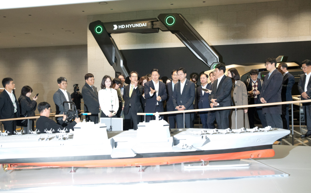 20일 경기도 성남 HD현대글로벌R&D센터에서 열린 '조선·해양 산업 AI 기술개발 협력 업무협약 체결식'에 앞서 배경훈 부총리 겸 과학기술정보통신부 장관과 정기선 HD현대 회장이 전시물을 살펴보고 있다. 과기정통부 제공