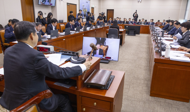 국회 산업통상자원중소벤처기업위원회 이철규 위원장이 21일 국회에서 열린 전체회의에서 철강 산업을 지원하는 'K스틸법' 등 상정 법안을 처리하고 있다. 연합뉴스