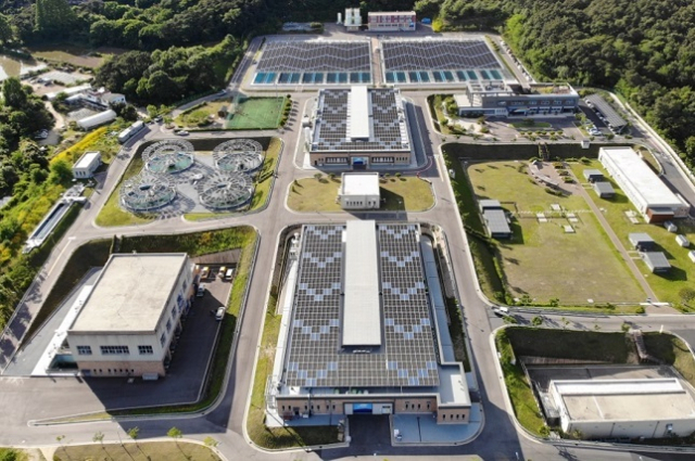 한국수자원공사의 대표 AI 정수장인 화성정수장 전경. 한국수자원공사는 수질, 수량, 전력, 설비 등 운영 데이터를 실시간 분석해 최적의 운전조건을 제시하고, 이상징후를 사전 감지하는 체계로 먹는 물 안전과 효율성을 동시에 향상시켰다. 한국수자원공사