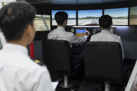 시뮬레이터 활용해 교육중인 신라대 항공운항학과.