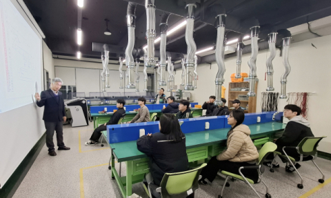 항공정비·제작 분야 실무교육에 참여한 지역 주민들.