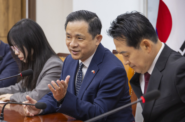 다이빙 주한 중국대사가 21일 국회에서 국민의힘 장동혁 대표를 만나 인사말을 하고 있다. 연합뉴스