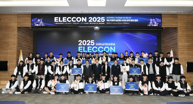 한전은 지난 19~20일 이틀간 나주혁신도시 본사에서 국정원 지부와 공동주관으로 ‘제5회 ELECCON(ELEctric sector Cyber CONtest, 이하 일렉콘) 2025’를 개최했다. 한전 제공