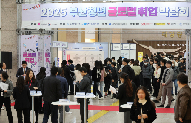 지난 10일 부산시청에서 열린 ‘2025 부산청년 글로벌 취업박람회’가 청년 구직자들로 붐비고 있다. 연합뉴스