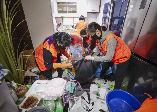 지난 14일 부산 부산진구 전포동의 저장강박 의심가구에서 자원봉사자들이 집 안을 정리·청소하고 있다. 정대현 기자 jhyun@