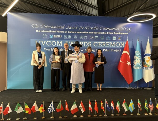 부산시는 지난 18~21일(현지 시간) 튀르키예 이스탄불에서 열린 ‘2025 리브컴 어워즈’ 최종 본선에서 ‘도시 종합’ 부문 금상과 ‘지속 가능한 계획·관리 정책’ 부문 기준상을 수상했다. 부산시 제공