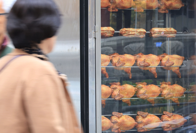 최근 1년간 해외 소비자들이 가장 자주 먹고 가장 좋아한 한식 메뉴는 '한국식 치킨'으로 나타났다. 서울 종로에서 시민이 치킨집 앞을 지나고 있다. 연합뉴스