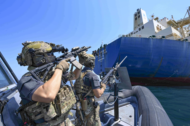 지난 8월 1일 경남 거제시 인근 해역에서 열린 '청해부대 46진 해적대응 민관군 합동훈련'에서 해군 특수전대원(UDTSEAL)으로 구성된 검문검색대 대원들이 고속단정에 탑승해 피랍 상선으로 가정한 선박으로 접근하고 있다. 해군 제공