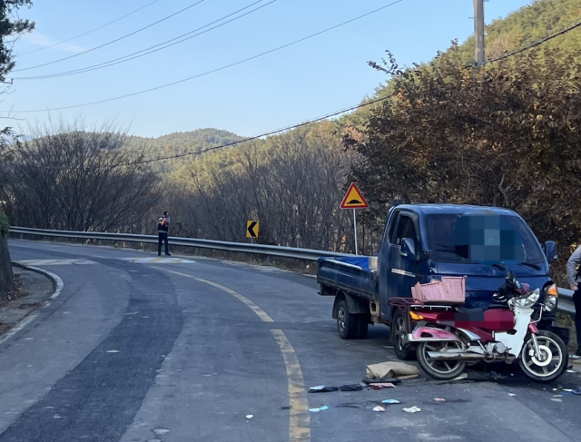 23일 오후 3시 10분께 경남 산청군 신등면 한 도로에서 화물차와 오토바이가 충돌해 오토바이 운전자 등 2명 사상했다. 독자 제공