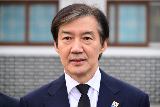 조국혁신당 조국 대표가 24일 오전 서울 동작구 국립서울현충원 현충탑을 참배한 뒤 취재진의 질문에 답하고 있다. 연합뉴스