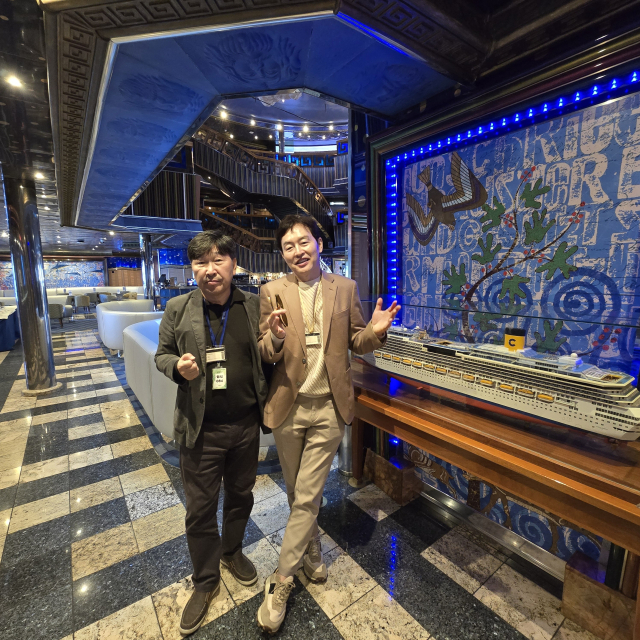 누네빛안과 박효순 원장(오른쪽)이 지난 16일 부산항국제여객터미널 크루즈부두에 접안된 코스타 세레나호에 탑승해 한국크루즈의료관광협의회 최재형 사무총장과 승선체험을 하고 있다.