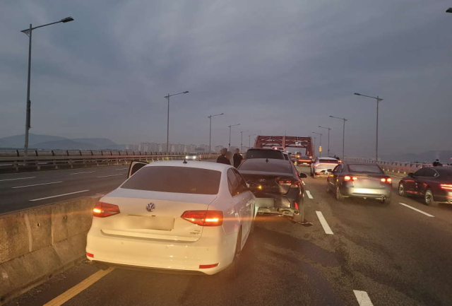 부산 강서구의 신호대교에서 4중 추돌 사고가 발생한 모습. 부산 강서경찰서 제공