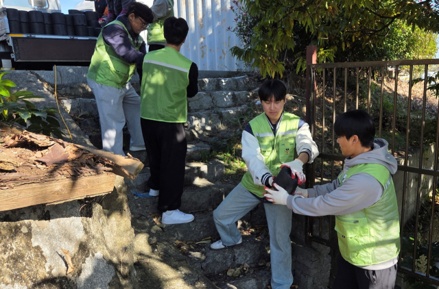 통영시새마을회 산하 경상국립대학교 해양과학대학 새마을동아리 Y-SMU는 지난 22일 사랑의 온기를 전하는 연탄 나눔을 진행했다. 통영시새마을회 제공