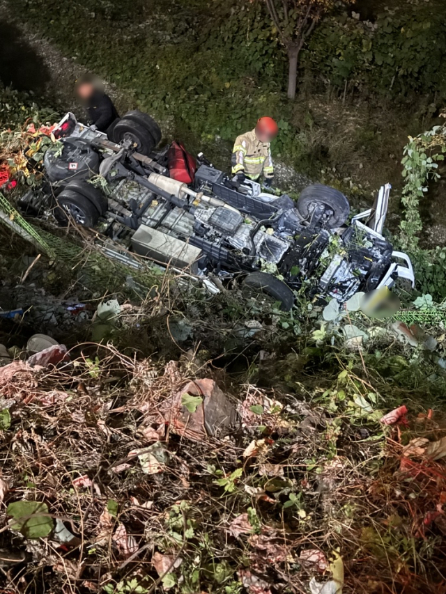 23일 오후 10시 52분께 기장군 기장읍 한 도로에서 화물 차량이 전방에서 신호 대기 중이던 다른 차를 들이받고 추락하는 사고가 발생했다. 기장경찰서 제공