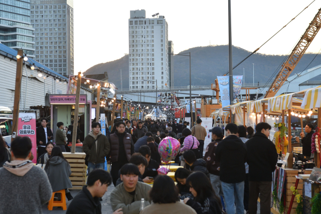 22~23일 부산 영도구 봉래동 봉래나루로 일대에서 열린 지역 문화 축제 ‘2025 영블루페스타’에 약 4000명이 방문했다. 영도구청 제공