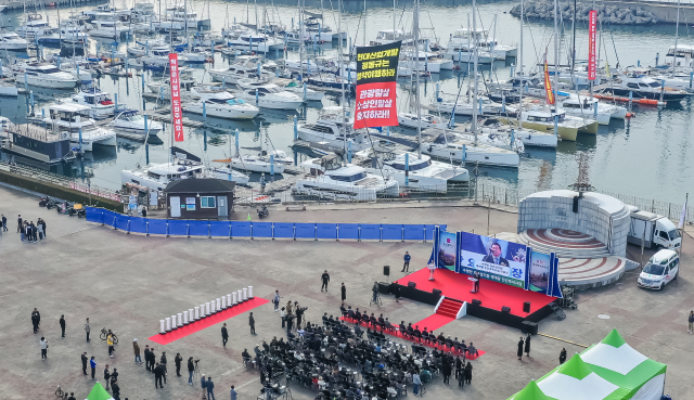지난 24일 오전 부산 해운대구 수영만 요트경기장 광장에서 수영만 요트경기장 재개발 민간투자사업 착공식이 열렸다. 시공사(현대산업개발)와 시행사(아이파크마리나)는 안전 문제를 이유로 요트경기장 공사 기간 선석 존치 불가능 입장에 반발하는 선주들이 설치한 항의 현수막. 김종진 기자 kjj1761@
